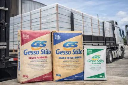 Caminhão carregado com pallets de gesso